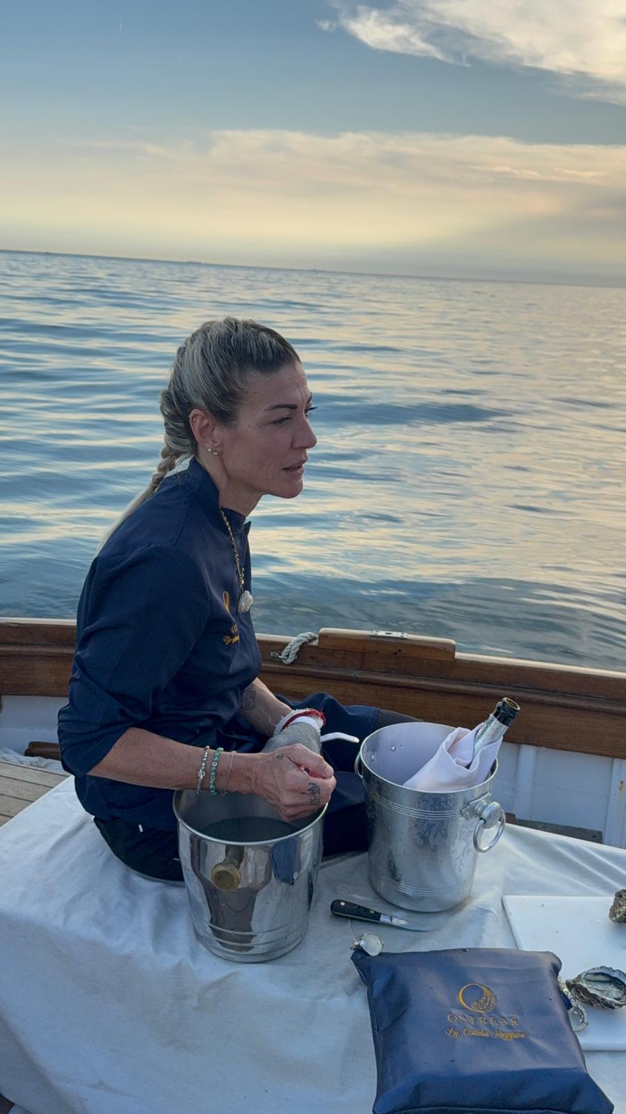 Claudia Maggiani in barca, al lavoro con le ostriche